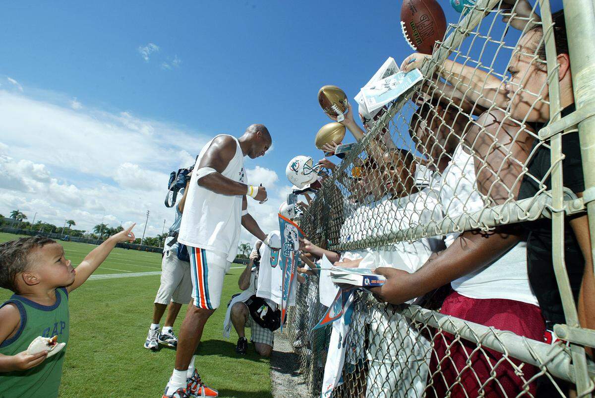 Back on July 31, 2004, 19-month-old Isaiah Taylor points to fans as his dad DE Jason Taylor signs autographs.