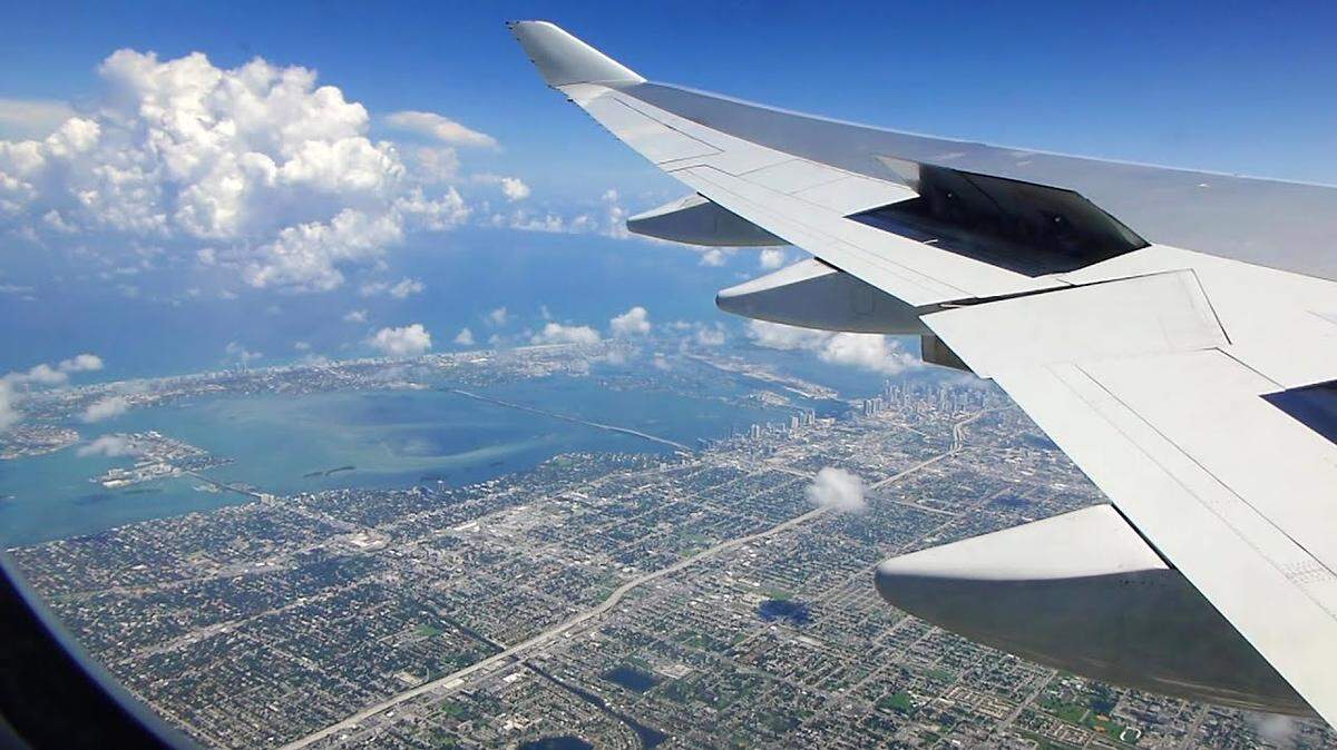 A jetliner using Miami International Airport over Miami and Miami Beach. Jet run-ups, which are performed while the aircraft is stationary and on the runway, can exceed the FAA’s “significant” threshold of 65 decibels, which often rattles neighbors from their slumber.