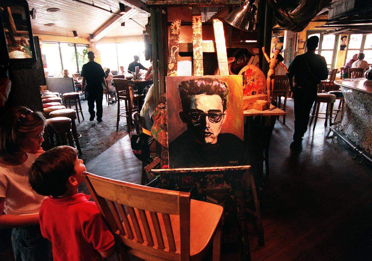 Cafe Tu Tu Tango, in Cocowalk in Coconut Grove in the mid-1990s.