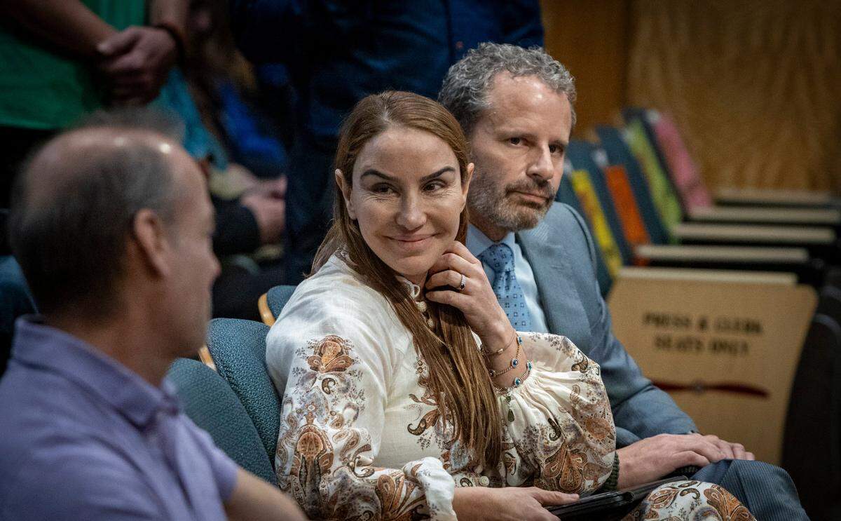 Leila y David Centner en el ayuntamiento de Miami durante la reunión de la Comisión Municipal de la Ciudad del 11 de enero de 2024.
