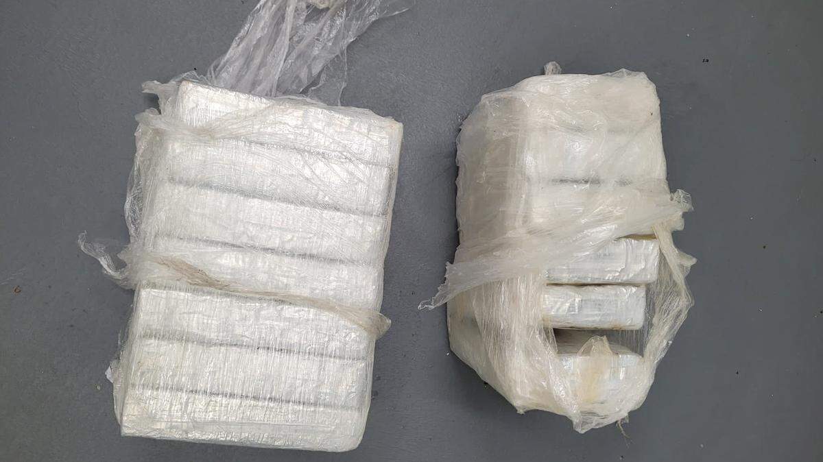 Ladrillos de cocaína sobre una mesa. La droga fue encontrada por un navegante en los Cayos el martes 2 de mayo de 2023 y entregada a los agentes de la Patrulla Fronteriza.