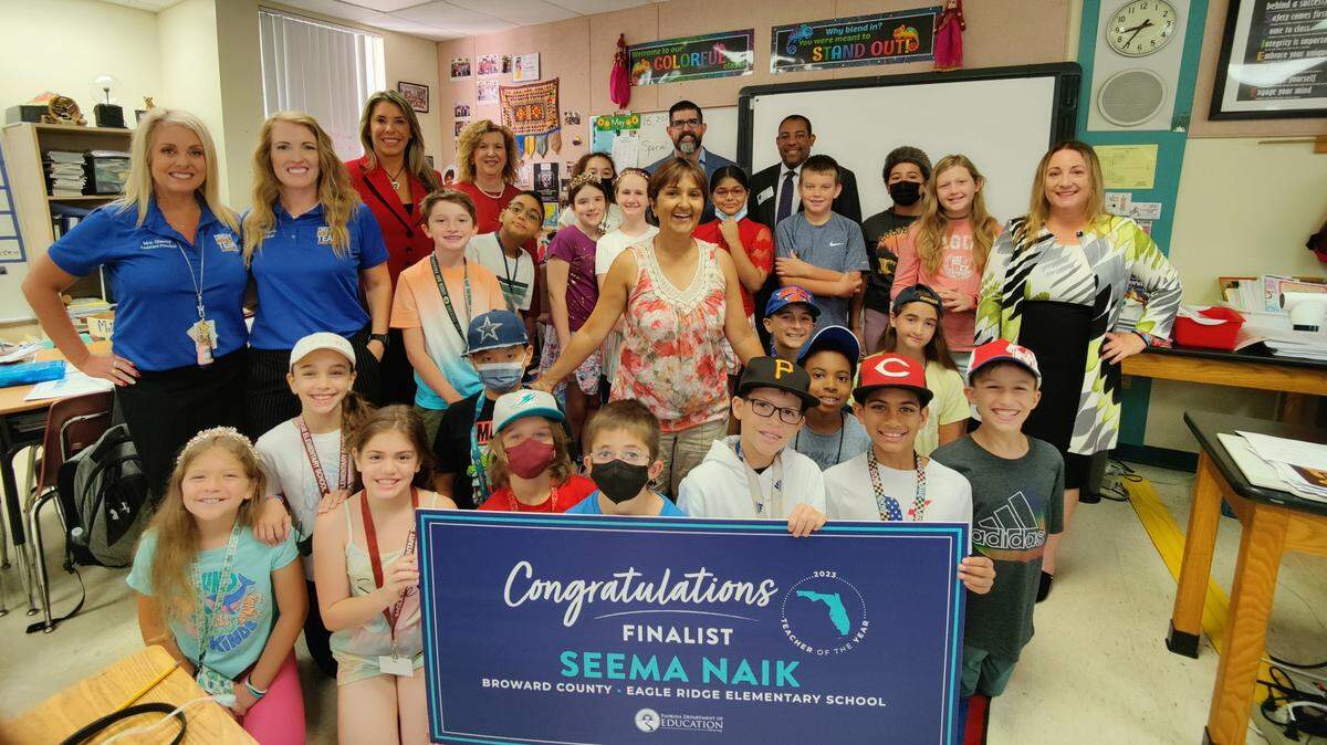 El Departamento de Educación de la Florida nombró a Seema Naik, que enseña cuarto grado en la Primaria Eagle Ridge de Coral Springs, una de las cinco finalistas a Maestro del Año de la Florida. El ganador se anunciará en julio.