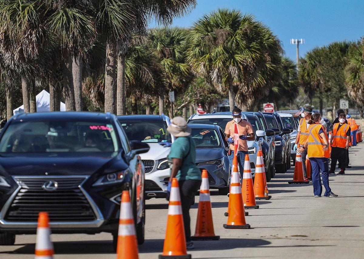 Los conductores hacen fila el domingo 3 de enero de 2021 para vacunarse en Vista View Park en Davie, Florida.