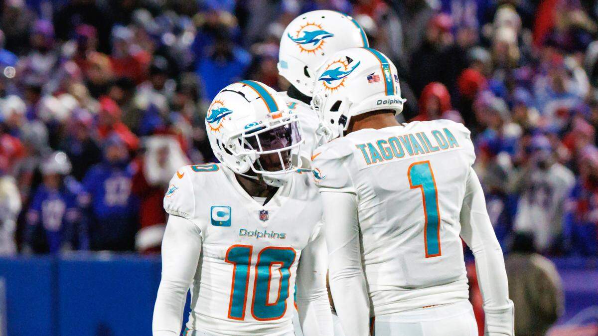 
El wide receiver de los Dolphins Tyreek Hill (10) y el quarterback Tua Tagovailoa (1) celebran un touchdown contra los Bills en Buffalo el 17 de diciembre de 2022. 
