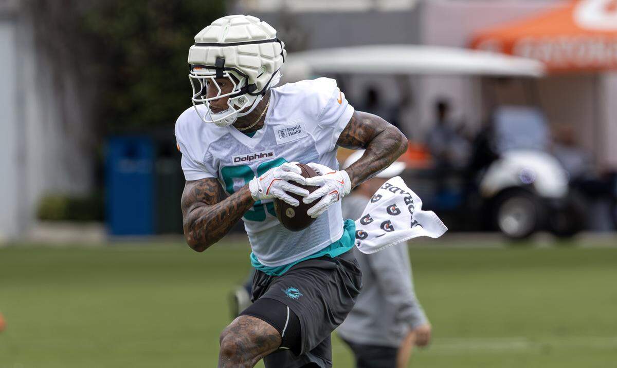 Miami Dolphins tight end Darren Waller (83) runs with the ball after a catch during practice at the Baptist Health Training Complex on Thursday, Sept. 25, 2025, in Miami Gardens, Fla.
