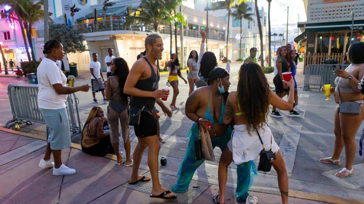 Un grupo de turistas baila en Ocean Drive durante las vacaciones de primavera en Miami Beach, Florida, el lunes 22 de marzo de 2021. MATIAS J. OCNER mocner@miamiherald.com