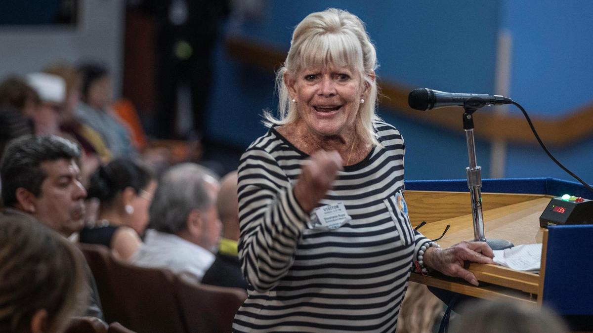 Stephanie Rupp habla durante un largo y acalorado período de comentarios públicos en la Junta Escolar de Miami-Dade sobre la propuesta de reconocer octubre como el Mes de la Historia de Lesbianas, Gays, Bisexuales, Transgénero y Queers, el miércoles 6 de septiembre de 2023. La propuesta fracasó.