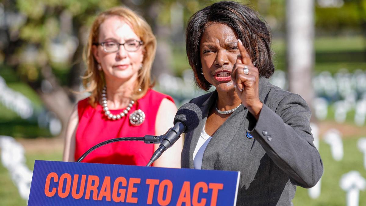 La representante federal Val Demings (derecha) habla en  ceremonia de la Instalación Contra la Violencia con las Armas, junto a  Gabby Giffords en el Bayfront Park el 13 de diciembre de 2021. 