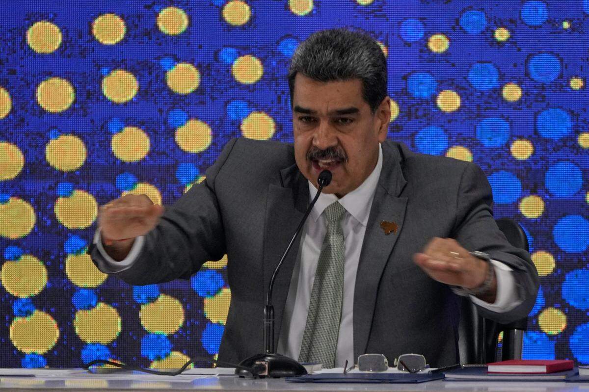 El presidente de Venezuela, Nicolás Maduro, habla durante la ceremonia de notificación del referendo sobre el futuro de un territorio en disputa con Guyana, en Caracas, Venezuela, el lunes 4 de diciembre de 2023. (AP Photo/Ariana Cubillos)