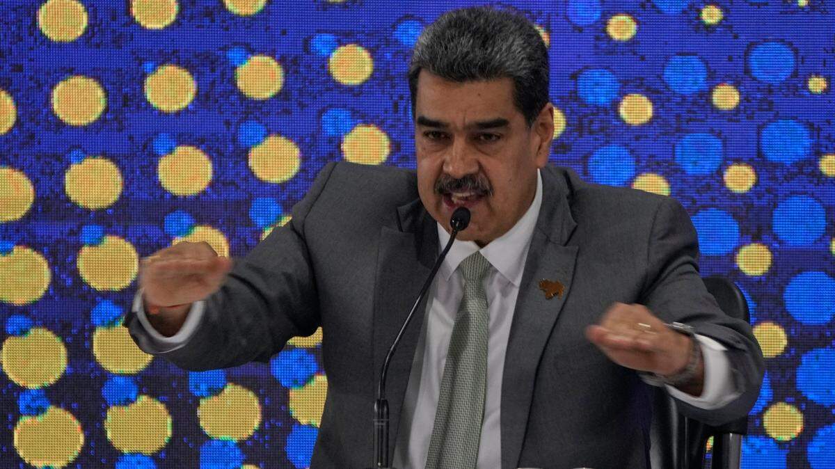 El presidente de Venezuela, Nicolás Maduro, habla durante la ceremonia de notificación del referéndum sobre el futuro de un territorio en disputa con Guyana, en Caracas, Venezuela, el lunes 4 de diciembre de 2023. (Foto AP/Ariana Cubillos)