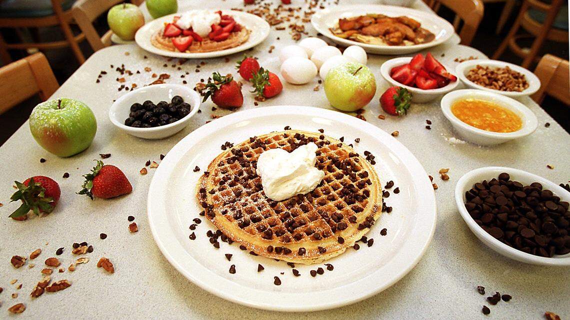 Over 60 ants on food; also unsafe food, unwashed hands at Miami pancake place