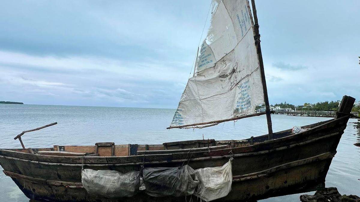 Un velero de migrantes descansa en la costa de Tavernier, en los Cayos superiores de Florida, el jueves 4 de abril de 2024. La Patrulla Fronteriza dice que 14 personas de Cuba llegaron en el barco.