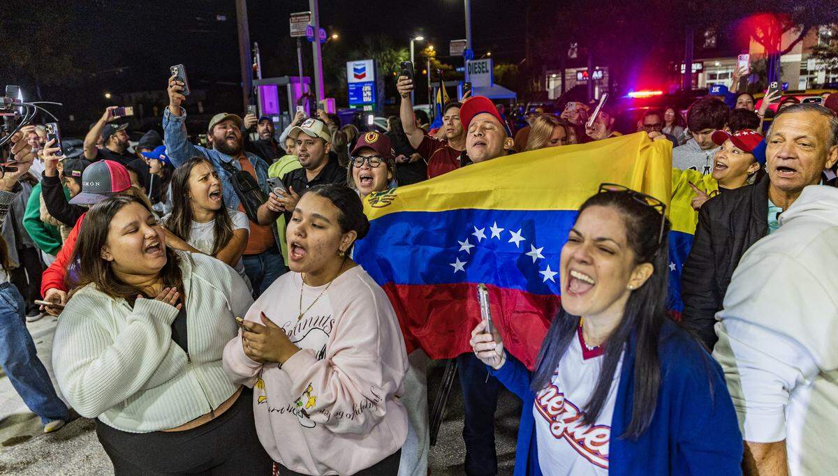 Exiliados venezolanos celebrando frente al restaurante El Arepazo en Doral, Florida, después de que Estados Unidos atacara Venezuela y capturara al líder venezolano Nicolás Maduro, el 3 de enero de 2026.