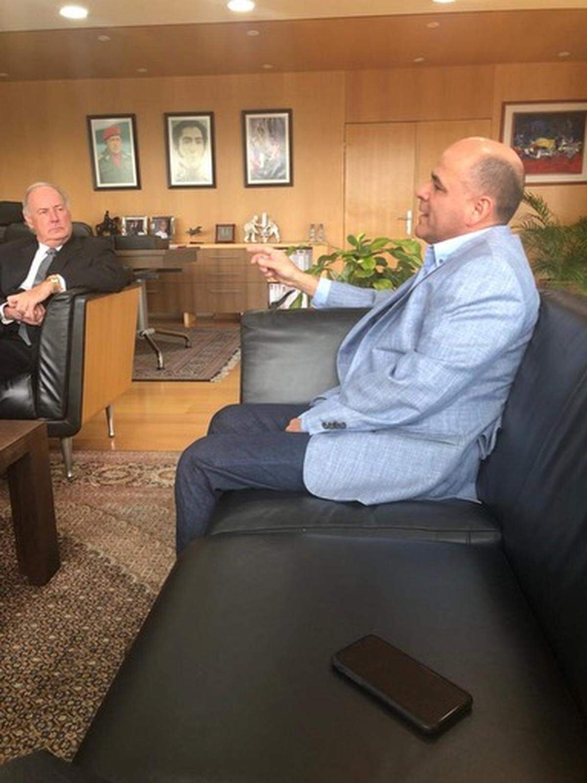 Manuel Quevedo, presidente de la petrolera estatal de Venezuela, PDVSA, habla con el magnate de Gulf Stream Harry Sargeant III y el empresario de Miami Hugo Perera en su oficina de Caracas sobre acuerdos de perforación.