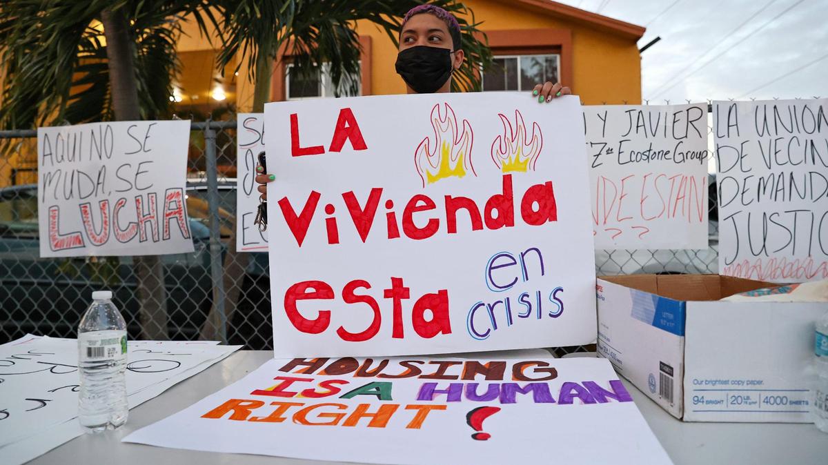 Vanny Veras, organizadora de justicia en la vivienda del Centro de Trabajadores de Miami, muestra su apoyo durante una protesta en el edificio de apartamentos ubicado en 1501 W 42nd St. en Hialeah (Foto de David Santiago / Miami Herald)