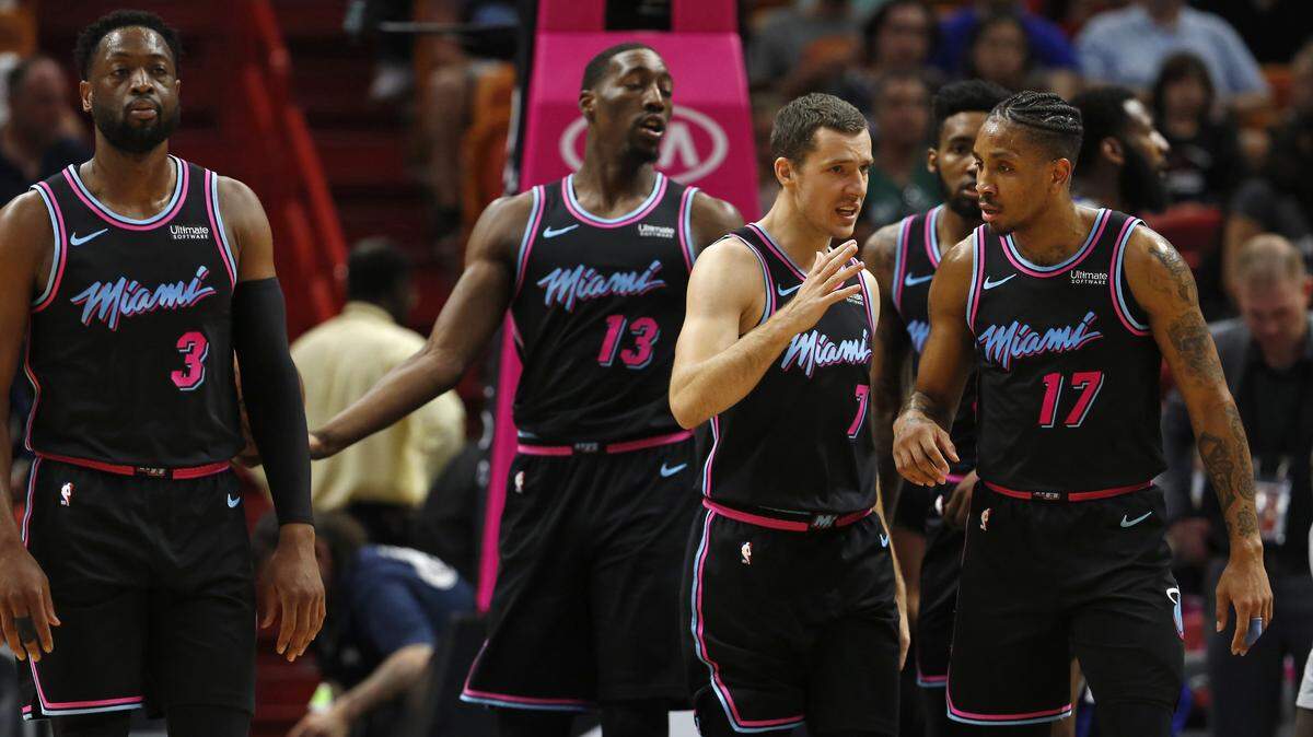 Jugadores del Heat caminan hacia el banco en el juego contra los Pistons el 23 de febrero en Miami. Algunas de estas caras no estarán para la próxima temporada.