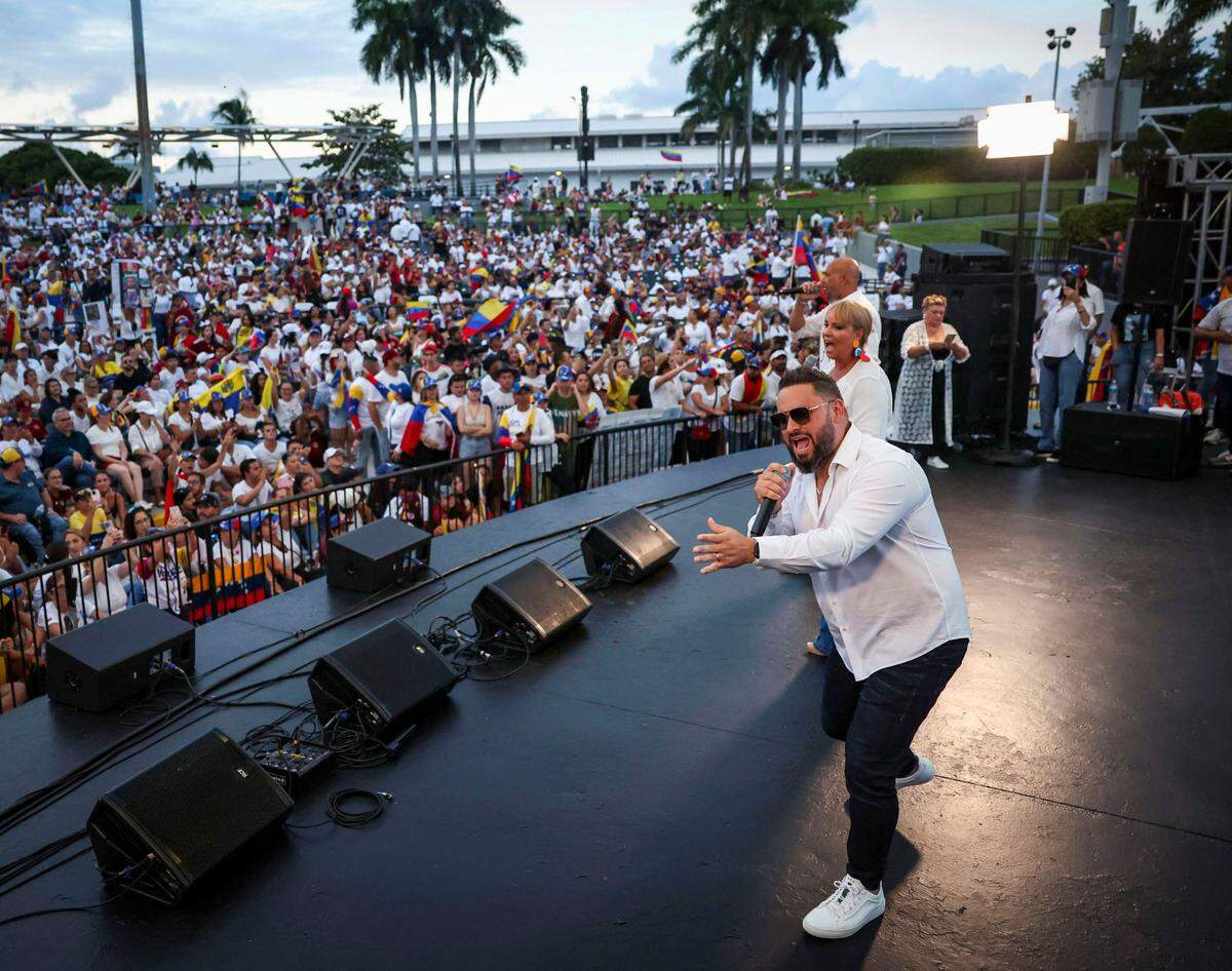 Miami, Florida, August 17, 2024 - Musical Group Los Tres de La Habana perform on stage at the FPL Solar Amphitheater Auditorium.