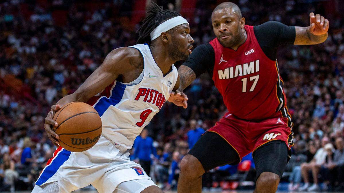 El alero del Heat, P.J. Tucker (der.), defiende a Jerami Grant, de los Pistons de Detroit, durante el tercer cuarto del partido celebrado el 15 de marzo de 2022 en Miami.