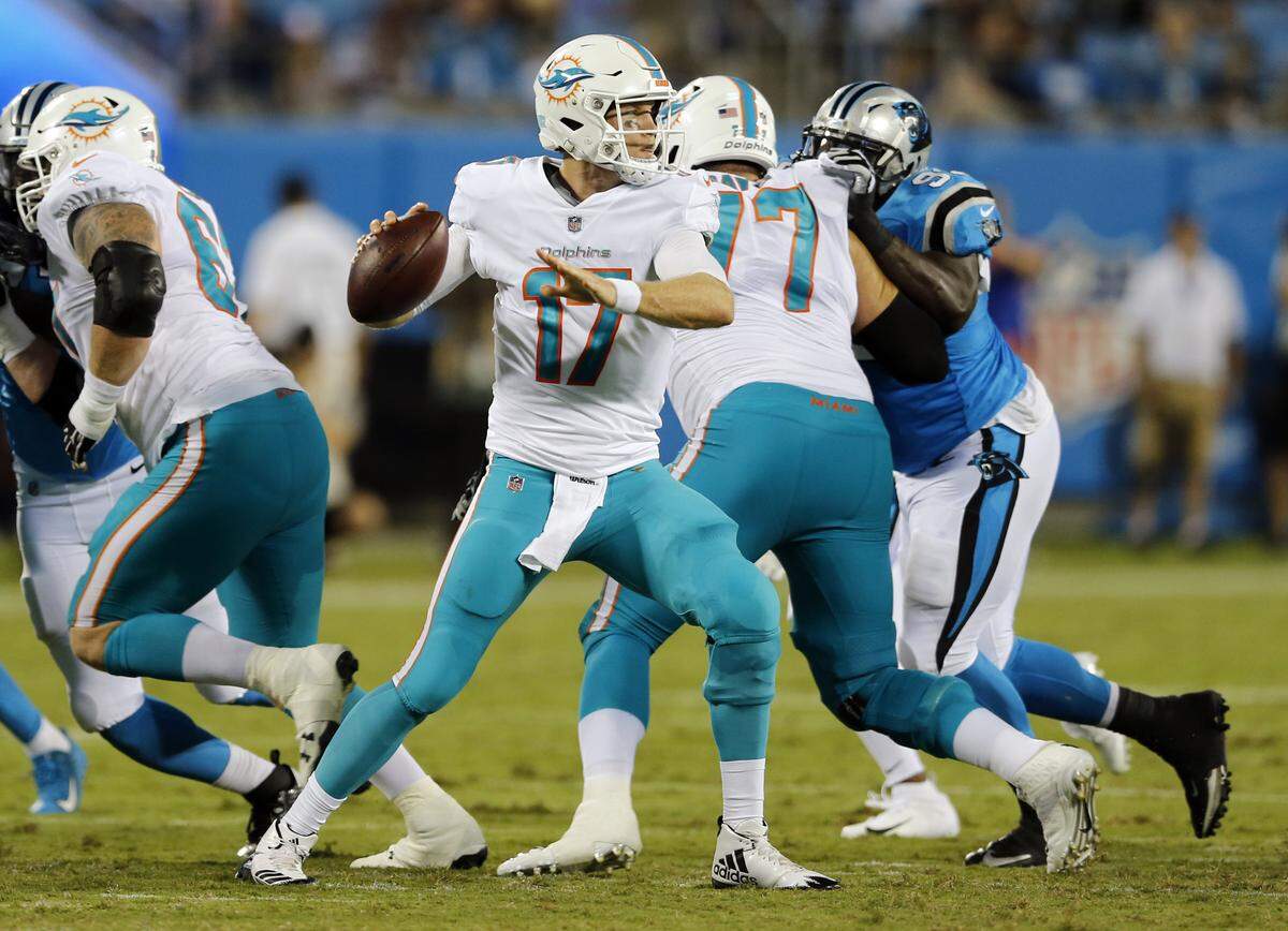 El quarterback de los Dolphins Ryan Tannehill (17) se dispone a realizar un pase en el juego de preparación contra los Panthers el 17 de agosto en  Charlotte, N.C.