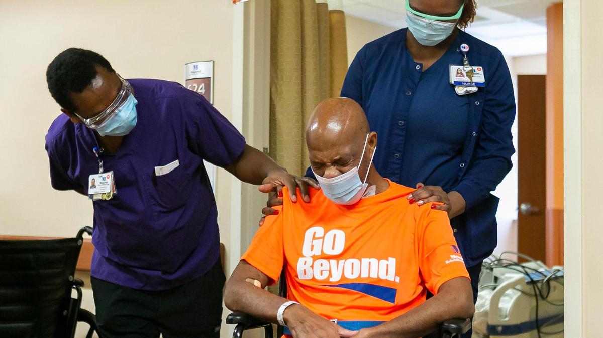 Warren Graham, centro, fue dado de alta el viernes del Memorial Regional Hospital South en Hollywood despues de haber estado ingresado por COVID-19 por dos meses.