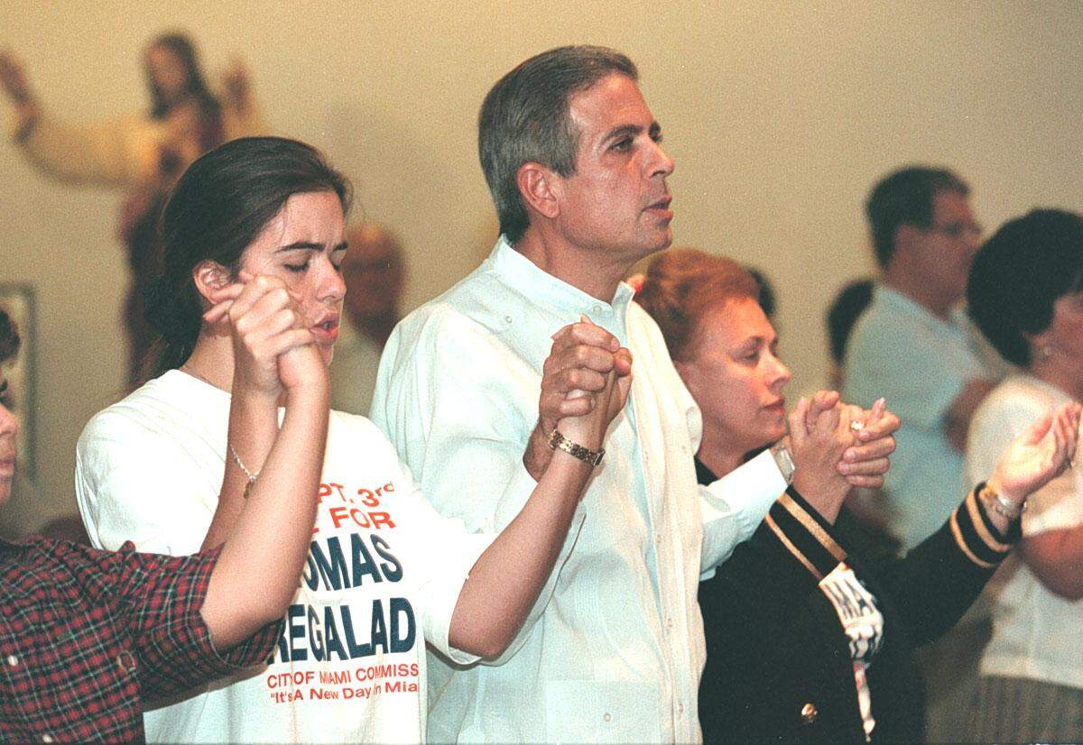 El candidato a la comisión de Miami Tomás Regalado iba perdiendo la contienda desde el principio y fue a la Ermita de la Caridad a rezar por la victoria. A su izquierda está su hija Raquelita. A su derecha, su esposa Raquel. Regalado finalmente ganó la contienda.