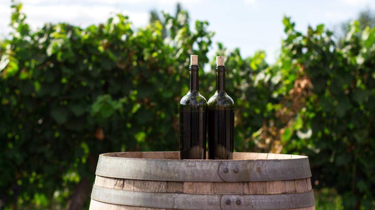 A man faces an identity theft charge after making fake reservations for Mother’s Day at a winery, New York state police say. 