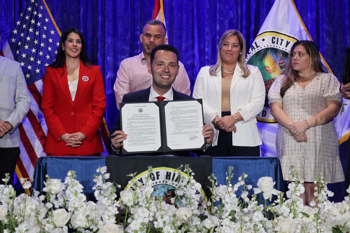Bryan Calvo muestra su firma en su primera orden ejecutiva tras jurar el cargo como alcalde de Hialeah en el Centro Milander el lunes 12 de enero de 2026, en Hialeah.