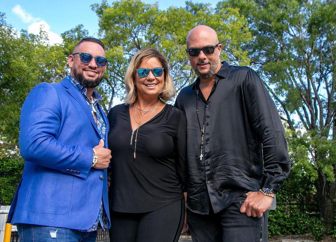 Los 3 de la Habana, una banda familiar de emigrados cubanos, estrenó recientemente una salsa en apoyo a la reelección del presidente Donald Trump. La melodía, “Canción de Trump” o “Trump Song”, es el himno oficial en español de la campaña. También se realiza en inglés. De izquierda a derecha, los integrantes de la banda son Tirso Luis Páez, su madre Ana Páez y su padre Germán Pinelli.