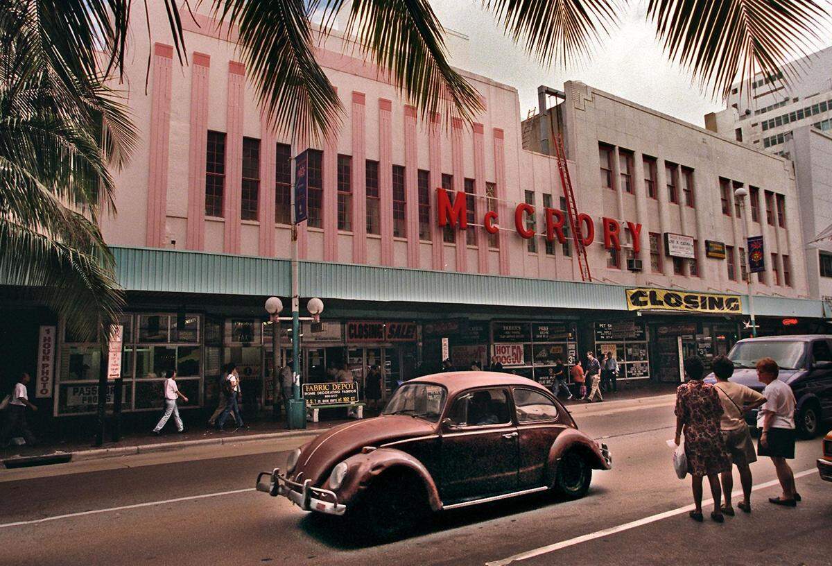 3/10/97 Al Diaz/Herald Staff--McCrory on Flagler street now going out of business.