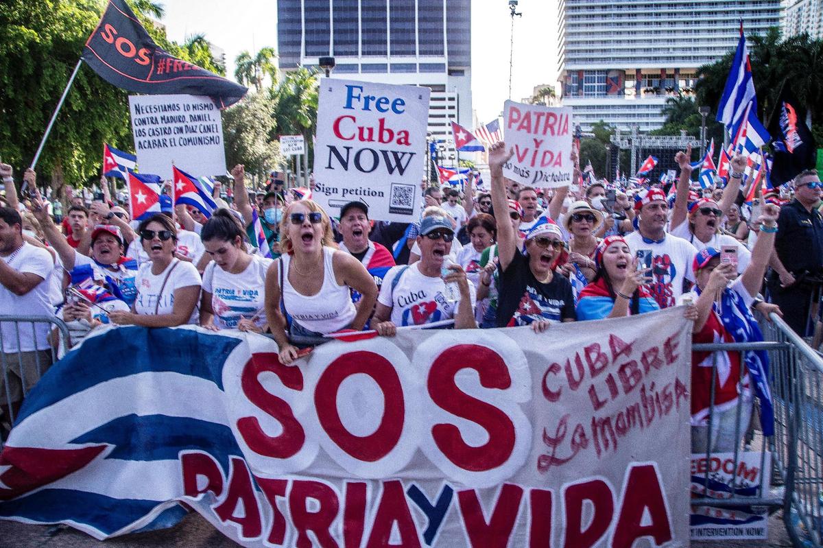 Cuban Americans, Nicaraguans and Venezuelans attended Saturday’s rally ‘No más cadenas- No more chains’ at Bayfront Park.