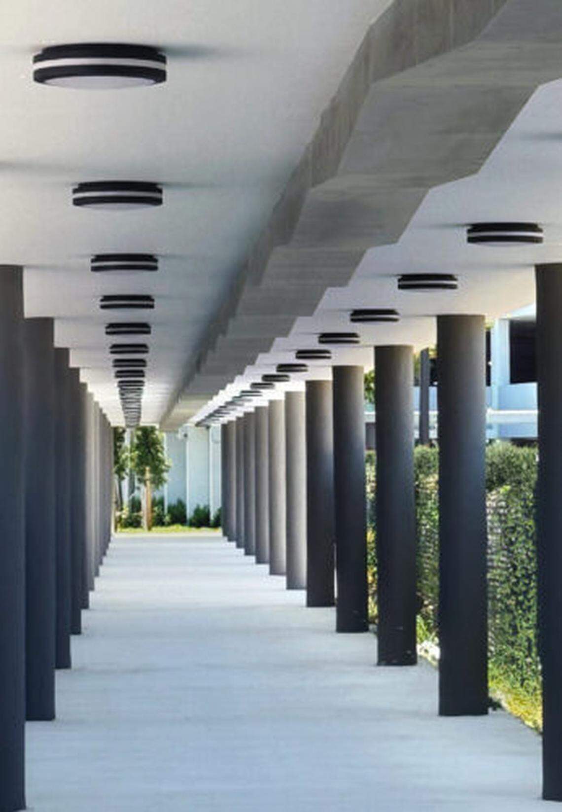 Under Gustavo Matamoros’ sound canopy, “harmonic clouds” emerge and shift with the pace of foot traffic, fading in and out along the corridor.