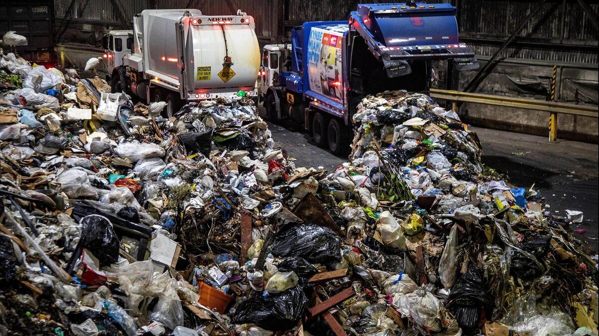 Camiones descargan la basura recolectada en el sur de la Florida en la planta incineradora Miami-Dade Resources Recovery Facility-Covanta Energy en Doral, el 14 de abril de 2022,