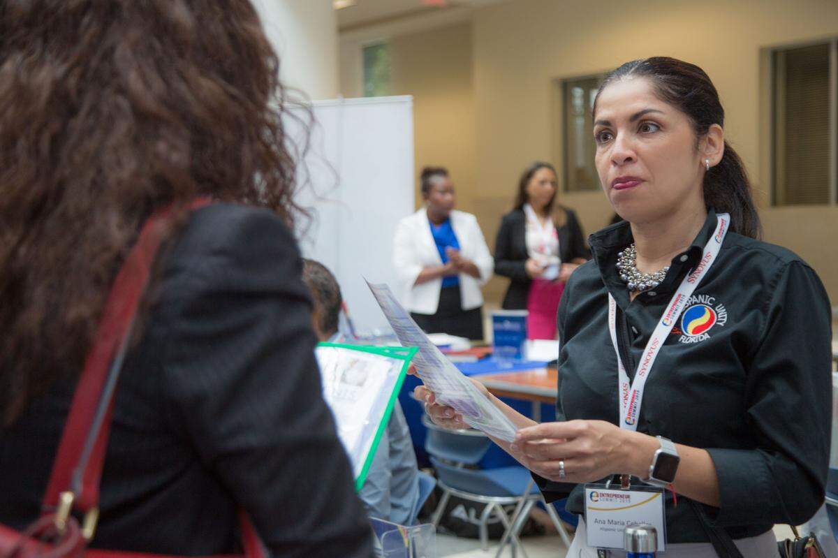 Los miembros de la Unidad Hispana de Florida llevan a cabo diferentes tipos de programas para residentes inmigrantes.