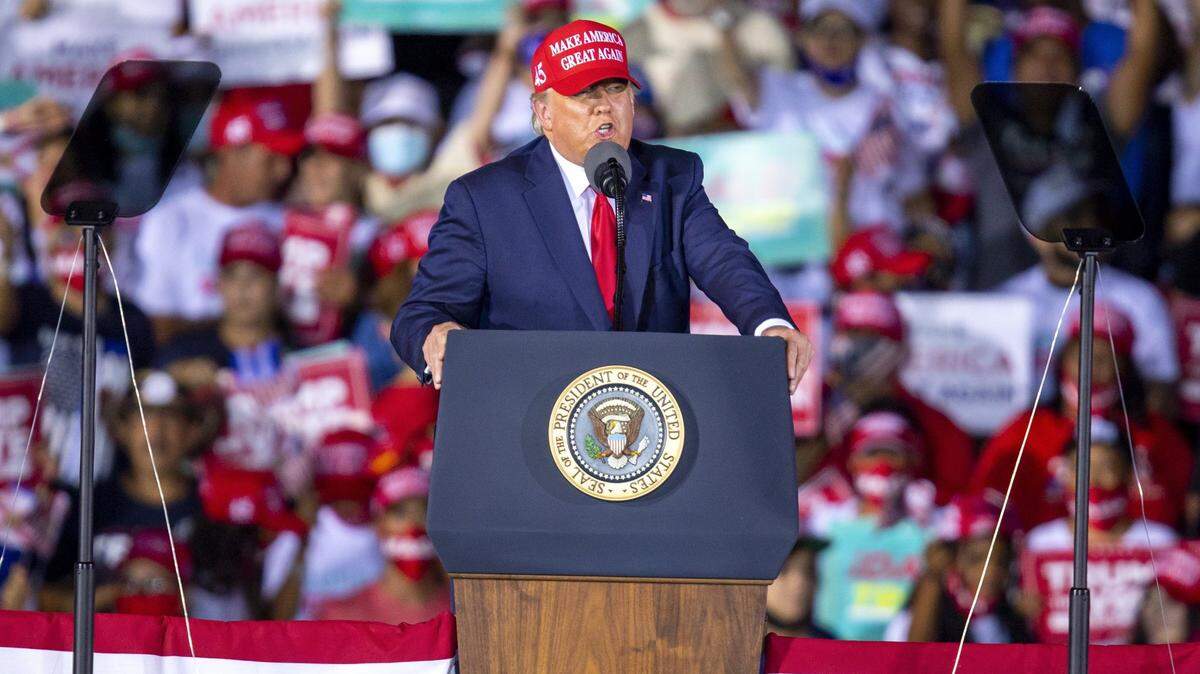 El entonces presidente Donald J. Trump habla durante un mitin en el Aeropuerto Ejecutivo de Opa-locka, Florida, el domingo 1 de noviembre de 2020.