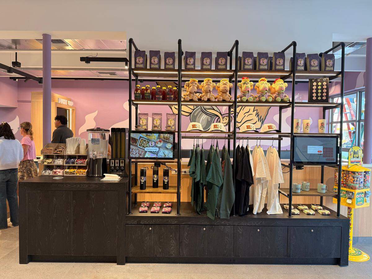 Los comensales también pueden comprar merchandising de Bored Ape en el restaurante.
