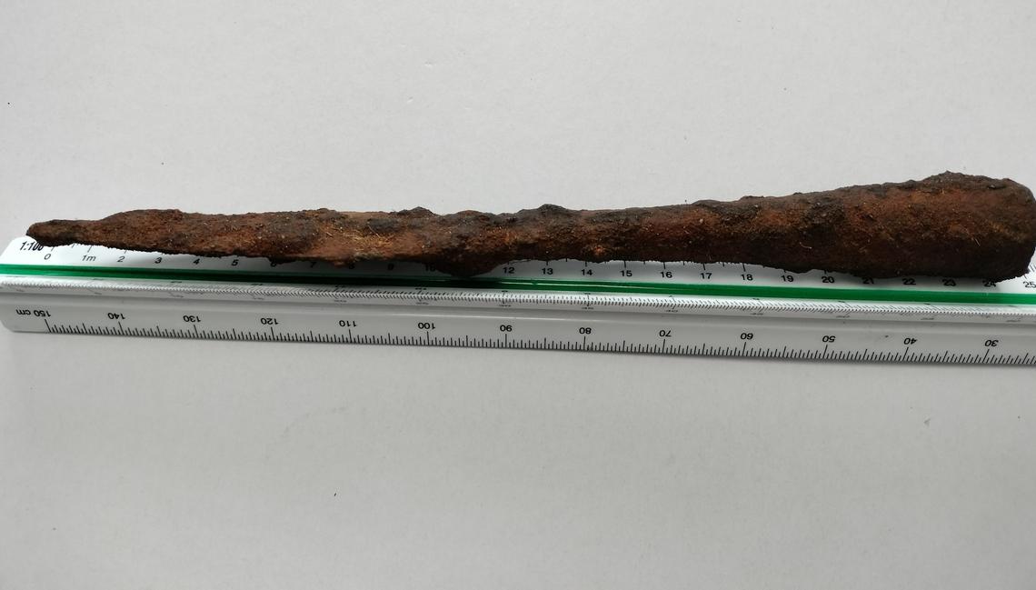 The spearhead as seen from the side.