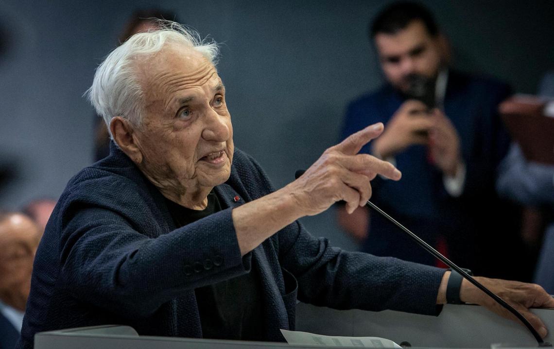 Architect Frank Gehry points to one of the screens inside Miami Beach Commission chambers as he makes a presentation to commissioners.