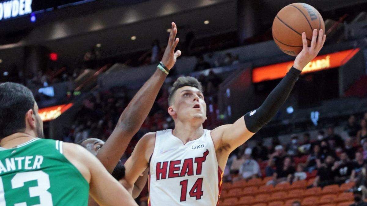 El escolta de Miami Heat, Tyler Herro (14), intenta una canasta en el primer cuarto contra los Celtics de Boston en el FTX Arena de Miami el viernes 15 de octubre de 2021.
