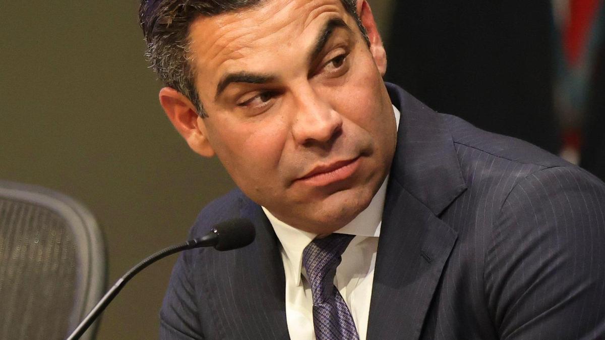 El alcalde de Miami Francis Suárez en una reunión especial de la Comisión sobre el presupuesto municipal en el Ayuntamiento de Miami el lunes 11 de diciembre de 2023.