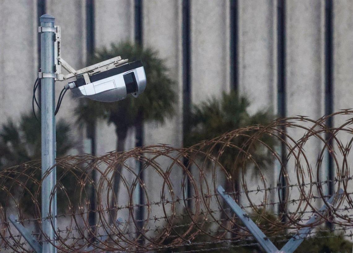 Se han colocado varias cámaras en varios puntos del perímetro del Aeropuerto Internacional de Miami y el recorrido en autobús se detiene en uno de los muchos lugares donde se ha instalado una cámara. En colaboración con los funcionarios de la Administración de Seguridad del Transporte (TSA), el MIA realizó una demostración en el aeródromo del nuevo sistema de detección de intrusiones perimetrales del Aeropuerto Internacional de Miami el martes 22 de octubre de 2024 en Miami, Florida.