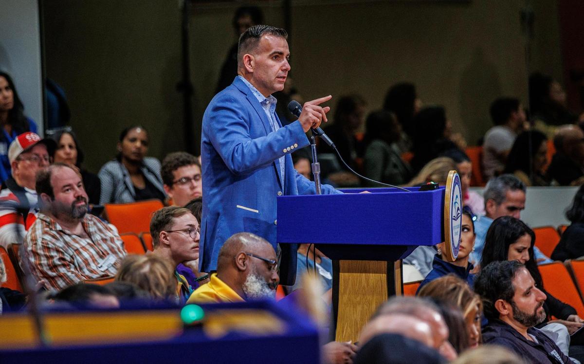 El comisionado de Miami Beach Alex J. Fernández habla a favor de la propuesta de la Junta Escolar del Condado Miami-Dade de reconocer octubre como el Mes de la Historia de Lesbianas, Gays, Bisexuales, Transgénero y Queers, el miércoles 6 de septiembre de 2023. La junta votó en contra.