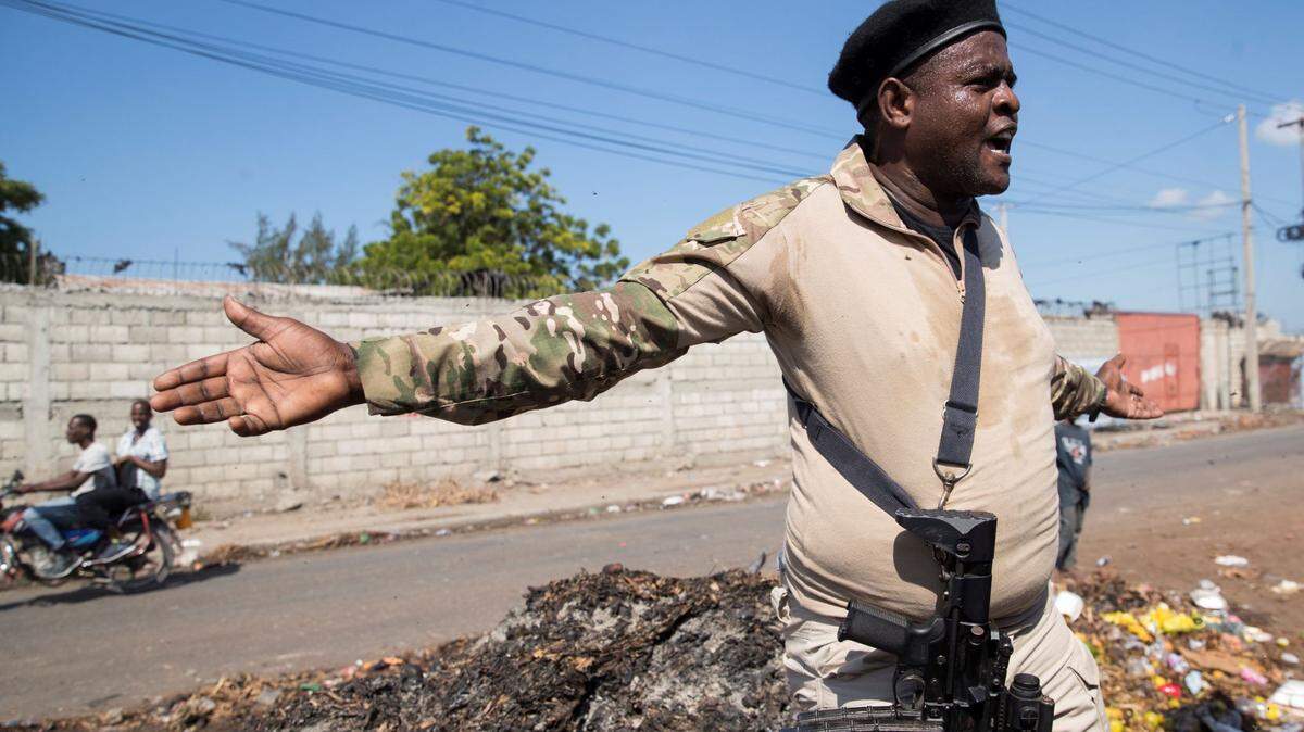 The leader of Haiti’s main armed gang, Jimmy Cherizier, alias Barbecue, speaks to the media during a tour of the La Saline neighborhood, in Port-au-Prince, Haiti, 03 November 2021. Barbecue, kingpin of the group called G9 Fanmi e Alye, summoned the national and international press in the impoverished neighborhood of La Saline and read a statement charging against the Government and calling for the resignation of Prime Minister Ariel Henry. Criminal groups, mainly G9 Fanmi and Alye, have been spreading terror for months, with the exception of two brief truces after the assassination of President Jovenel Moise on 07 July and the earthquake that struck the south of the country on 04 August. EFE/ Orlando Barria/Sipa USA
