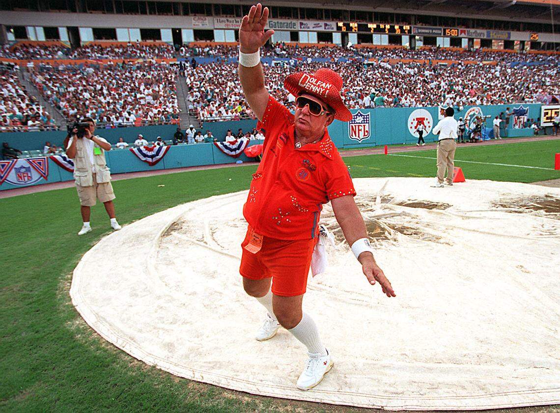 Dolfan Denny spreads the spirit.