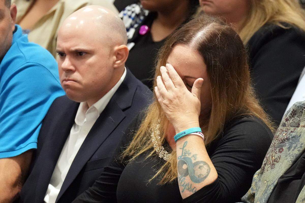 Ilan y Lori Alhadeff reaccionan al escuchar que el asesino de su hija no recibirá la pena de muerte mientras se anuncian los veredictos en el juicio del agresor de la secundaria Marjory Stoneman Douglas, Nikolas Cruz, en el Tribunal del Condado Broward en Fort Lauderdale, el jueves 13 de octubre de 2022.  Amy Beth Bennett South Florida Sun Sentinel