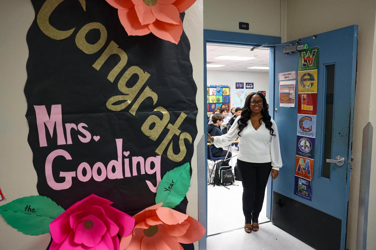 Khristal Gooding posa junto a la puerta de su salón en el Robert Morgan Educational Center el miércoles 25 de enero de 2023, en Miami. Gooding, quien enseña Historia, es una de los cuatro finalistas para el título de Maestro del Año Francisco R. Walker de 2024 de las Escuelas Públicas de Miami-Dade. Ella representa a la región sur del distrito.