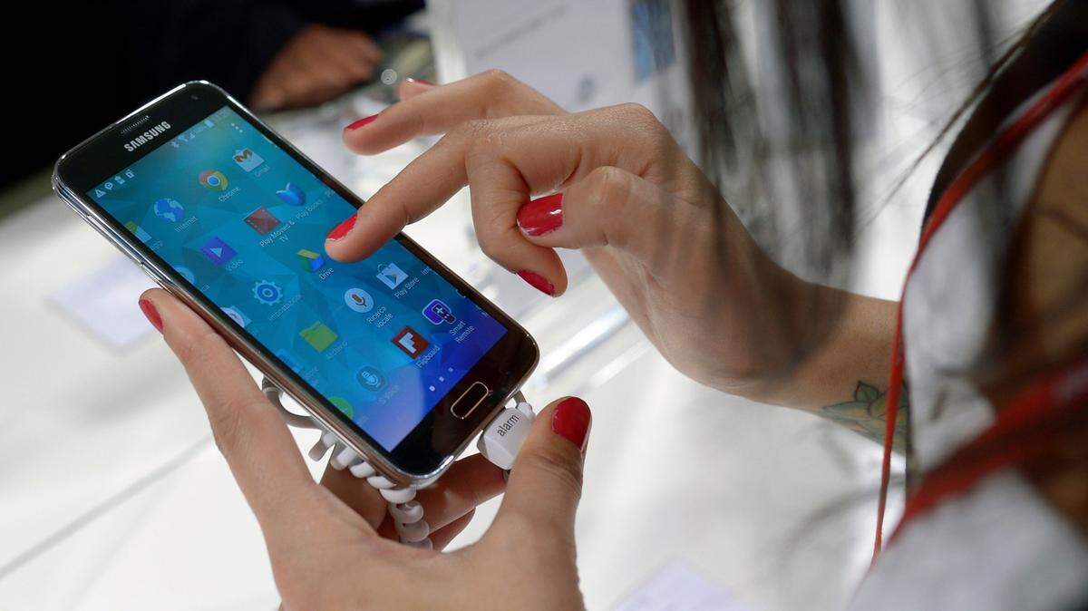 The Florida Legislature is contemplating more than a dozen bills that would ultimately allow some forms of betting from mobile devices.