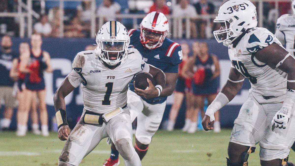 Florida International University Panthers quarterback Keyone Jenkins (1)