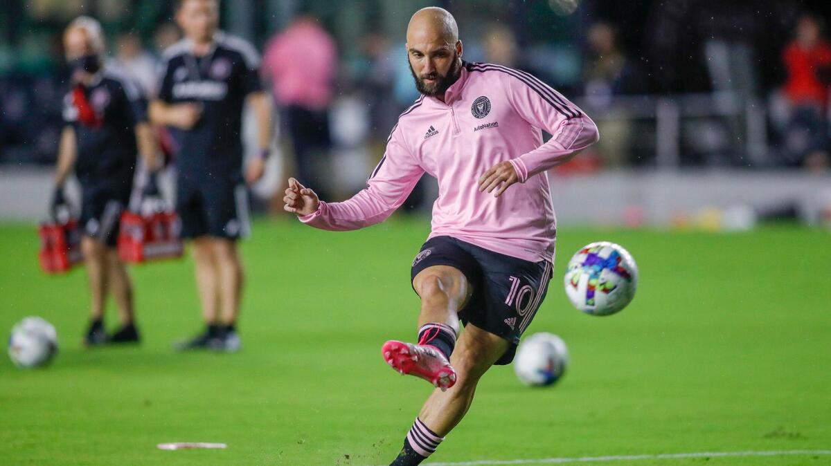 El delantero de Inter Miami Gonzalo Higuaín patea el balón antes de un partido amistoso contra el Club Universitario de Deportes en el estadio DRV PNK en Fort Lauderdale, Florida, el miércoles 26 de enero de 2022.
