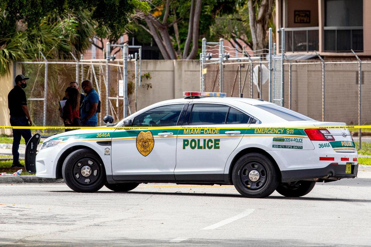 Un auto patrulla del Departamento de Policía de Miami-Dade tiene la franja verde usada por las oficinas del jefe de policía en toda la Florida. Aunque la alcaldesa del condado también funge ahora como jefe de policía, ese trabajo pasa a un nuevo funcionario elegido en 2025 bajo las nuevas normas estatales. La Asociación de Jefes de Policía de la Florida está luchando contra los esfuerzos de los líderes de Miami-Dade para conservar los autos patrulla en el gobierno del condado una vez que un jefe de policía se haga cargo.