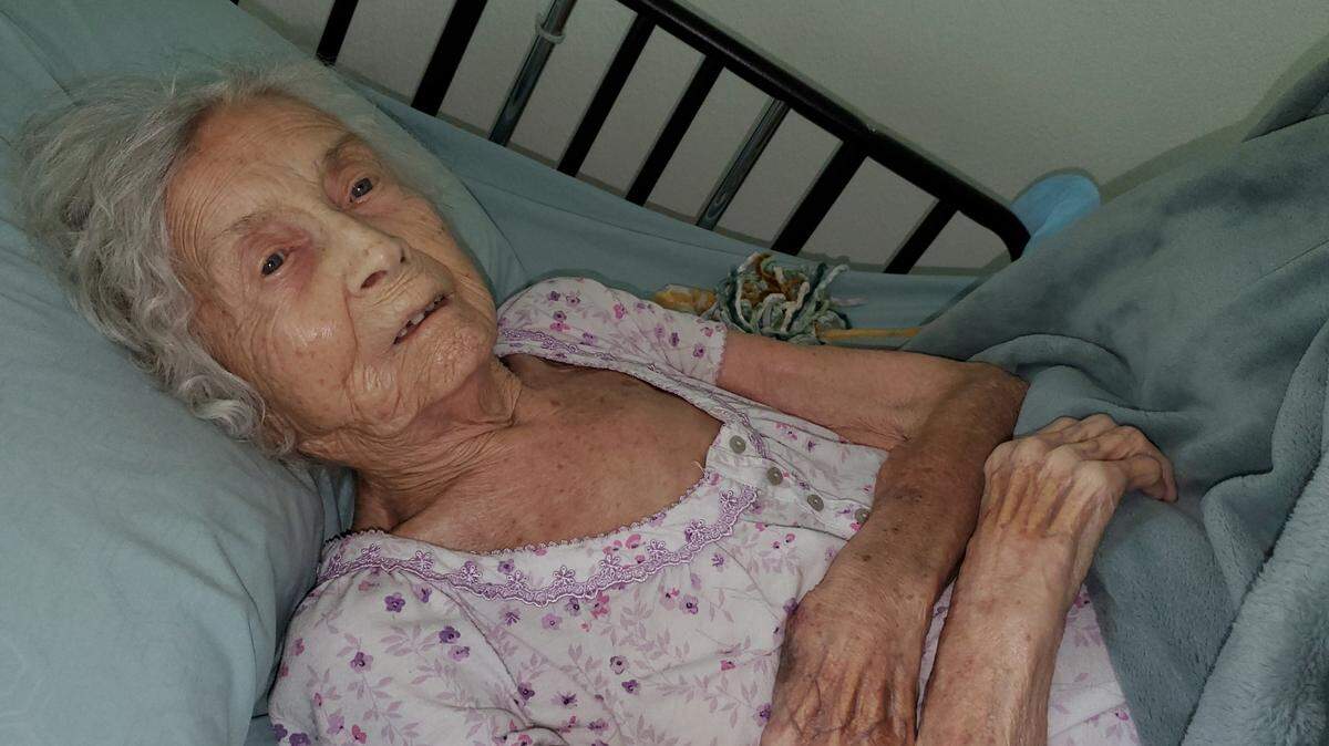 Rita Thomas, 95, rests on a hospital bed in her daughter’s Pasco County home, where she came to die. Thomas was so frightened and alone by the months of prolonged isolation brought on by the state’s coronavirus lockdown of her ALF, she told her daughters she had stopped eating.